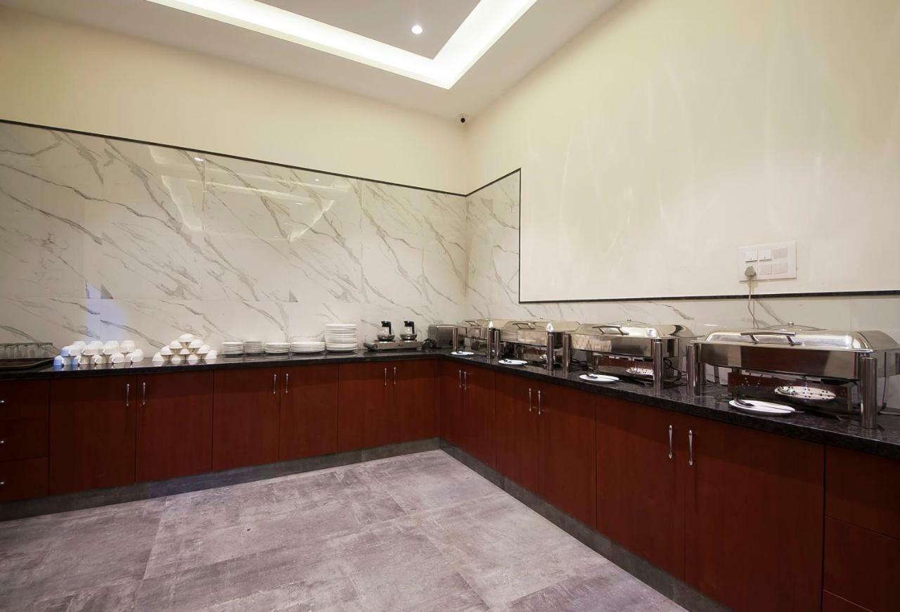 Hotel Z Suites- Delhi Igi Airport Yeni Delhi Dış mekan fotoğraf